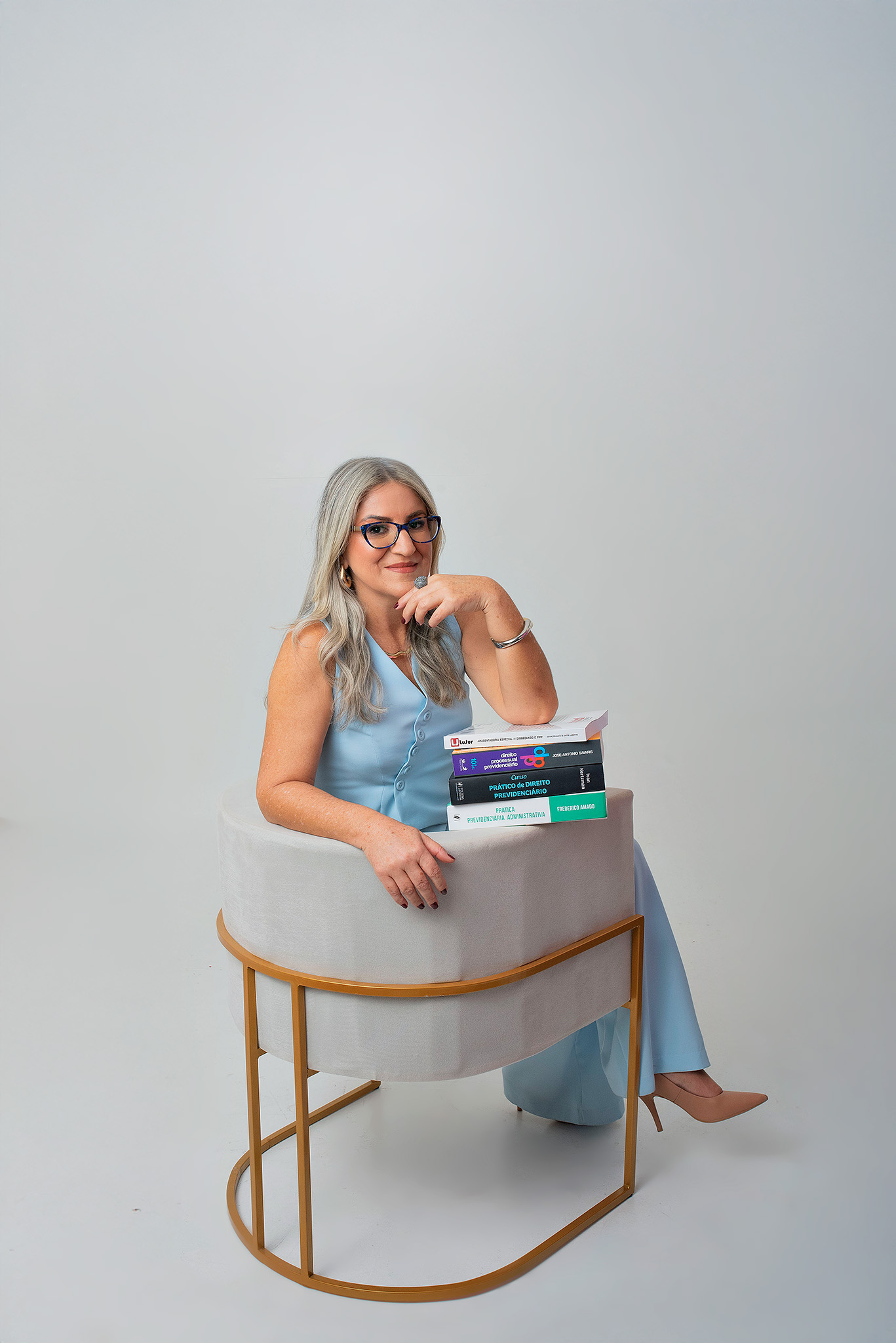 Dra. Eliana Bicudo com livros de Direito Previdenciário